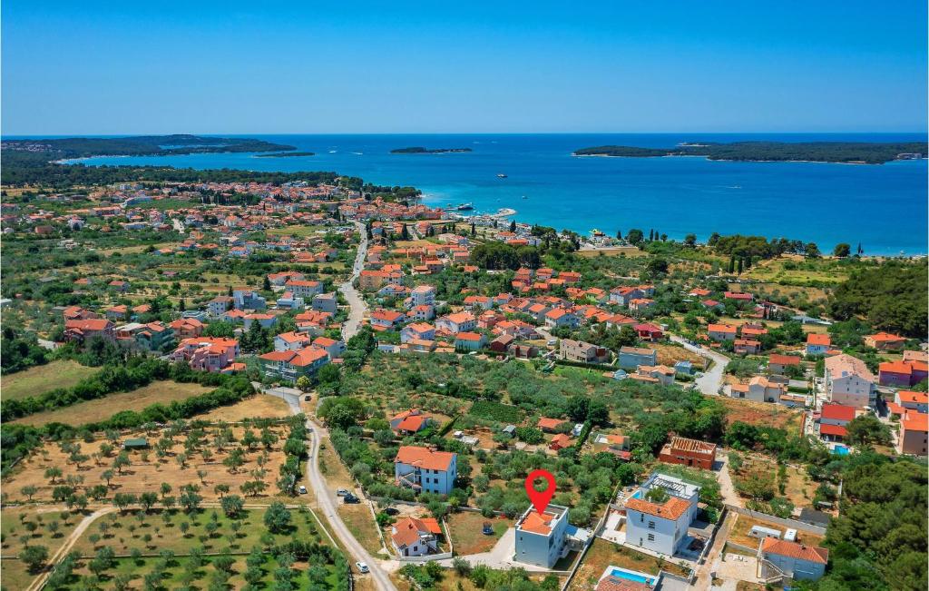 - une vue aérienne sur la ville et l'océan dans l'établissement Gorgeous Home In Fazana With Kitchen, à Fažana