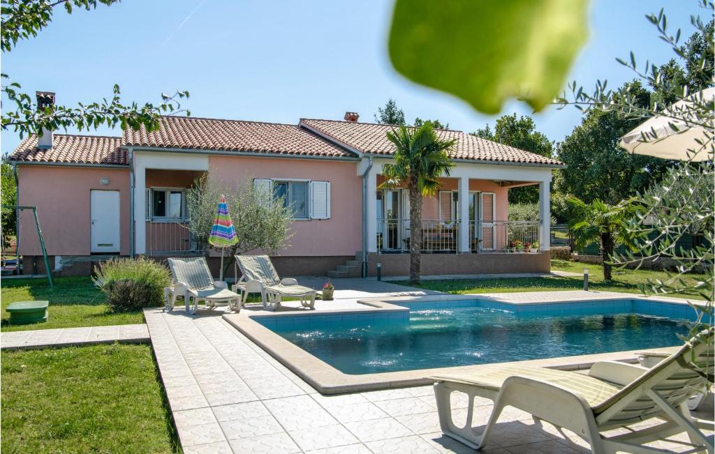una casa con piscina en un patio en Beautiful Home In Breg Ivanovci With 3 Bedrooms, Wifi And Outdoor Swimming Pool, en Raša