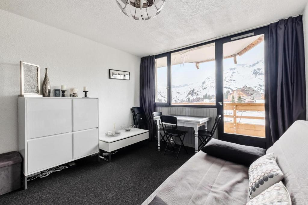 a bedroom with a bed and a desk and a window at Studio 4 pers. pied des pistes - Maeva Particuliers 71408 in Morzine