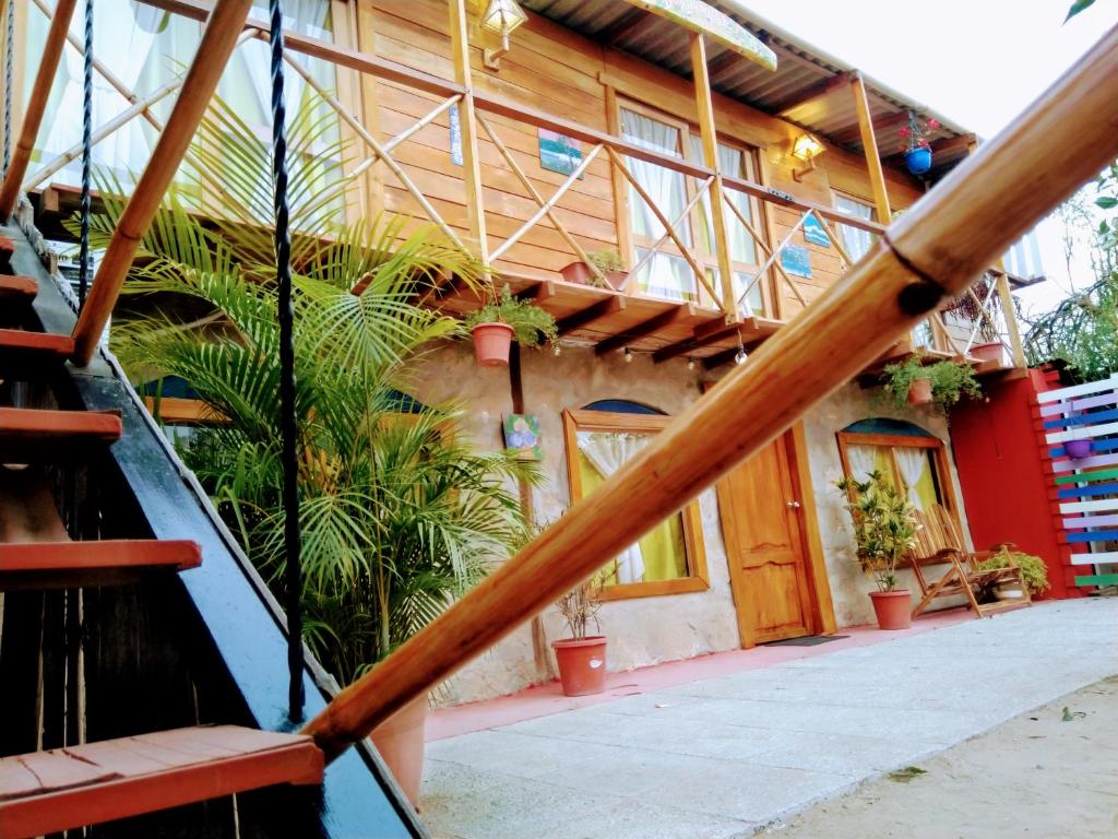 una casa con una escalera delante de ella en Buganvilla Guest House, en Ballenita