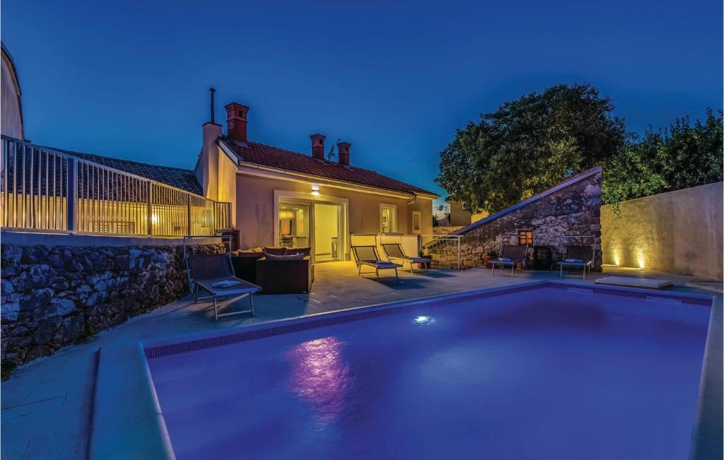 - une piscine en face d'une maison dans l'établissement Stunning Home In Novi Vinodolski With Wifi, à Novi Vinodolski