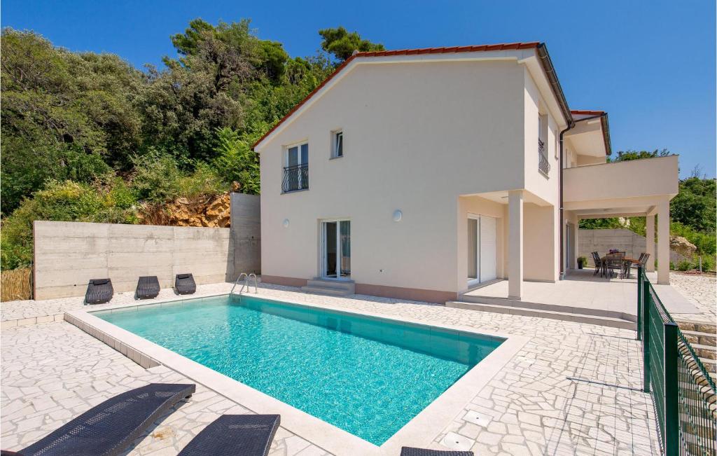 una imagen de una villa con piscina en Cozy Home In Mundanije With Wifi, en Mundanije