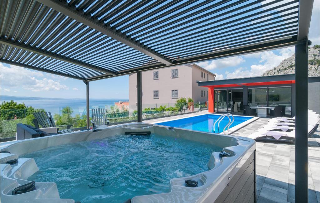 Kolam renang di atau di dekat Nice Home In Omis With 4 Bedrooms, Jacuzzi And Outdoor Swimming Pool