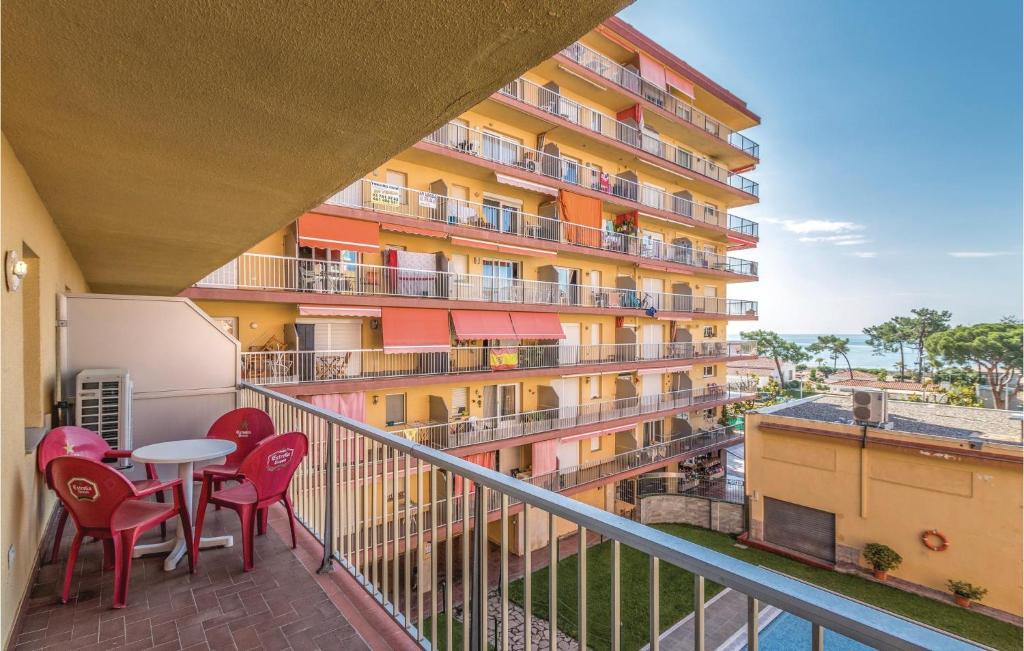 マルグラット・デ・マルにあるNice Apartment In Malgrat De Mar With 2 Bedrooms, Wifi And Outdoor Swimming Poolのバルコニー(椅子、テーブル付)