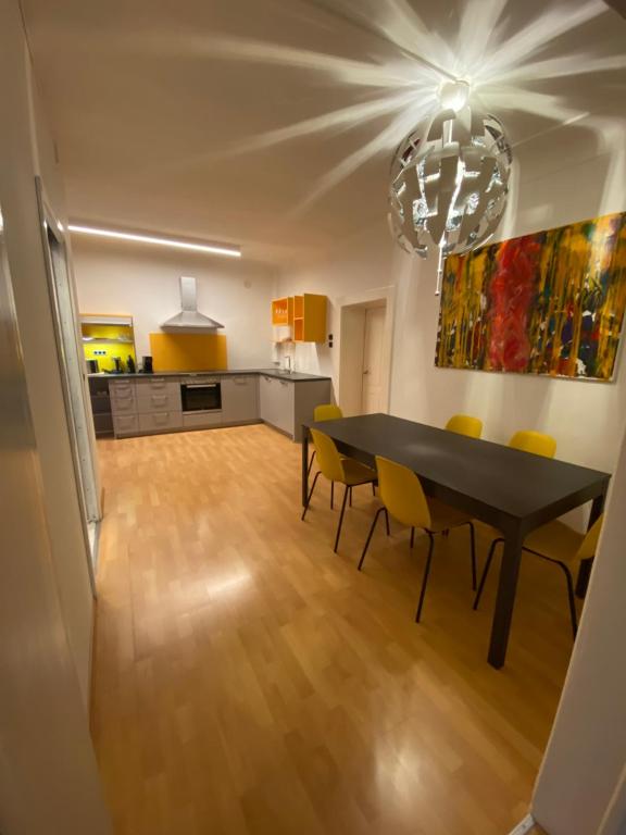comedor y cocina con mesa y sillas en Urban Living Graz - Apartment Top 4 self check-in en Graz