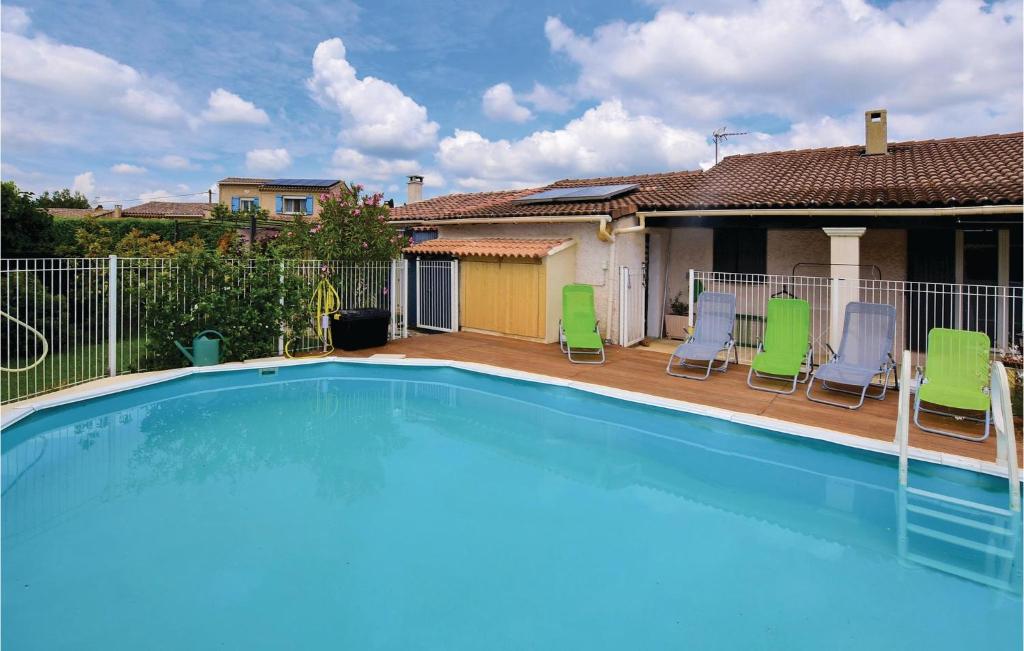 una piscina con sillas y una casa en Stunning Home In Aubignan With Kitchenette, en Aubignan