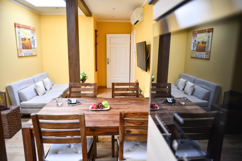 a living room with a table and a couch at Apartment Central am Zoo in Leipzig