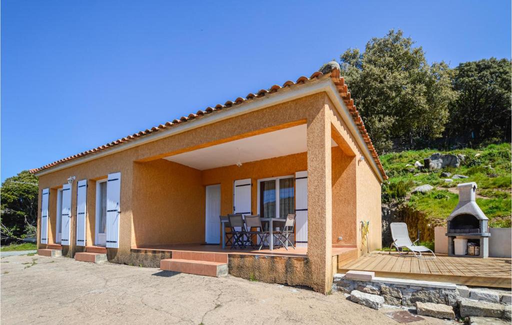een klein huis met een patio en een open haard bij Nice Home In Casalabriva With Wifi in Casalabriva