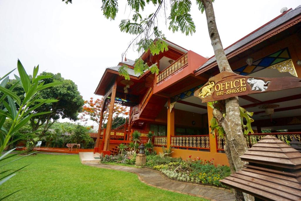 dom z napisem przed nim w obiekcie Romsak Lanna Resort Chiang Mai w mieście Chiang Mai