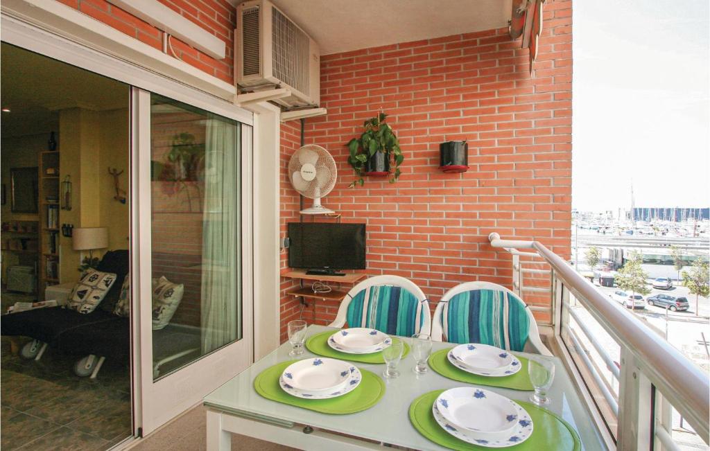 balcone con tavolo e 2 sedie di Awesome Apartment In Santa Pola With Kitchenette a Santa Pola