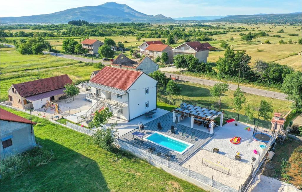 una vista aérea de una casa con piscina en Beautiful Home In Drnis With Outdoor Swimming Pool en Drniš