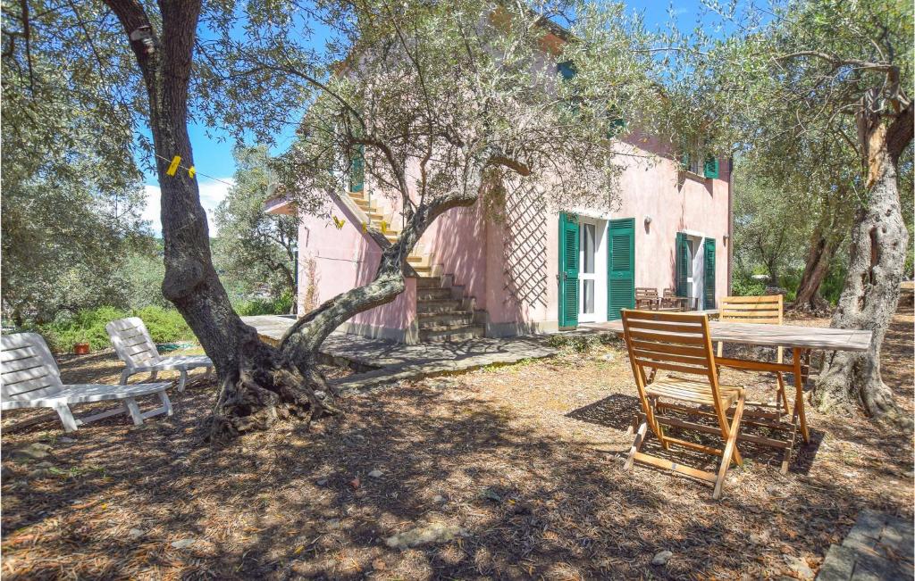 レ・グラツィエにあるVilla Rosaの椅子2脚と木のある家