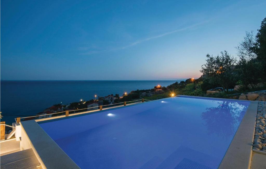 Bazén v ubytování Holiday Home Podobuce Bb Iii nebo v jeho okolí