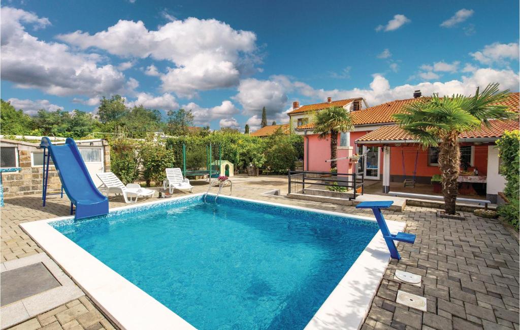 - une piscine dans une cour à côté d'une maison dans l'établissement 2 Bedroom Amazing Home In Rijeka, à Rijeka