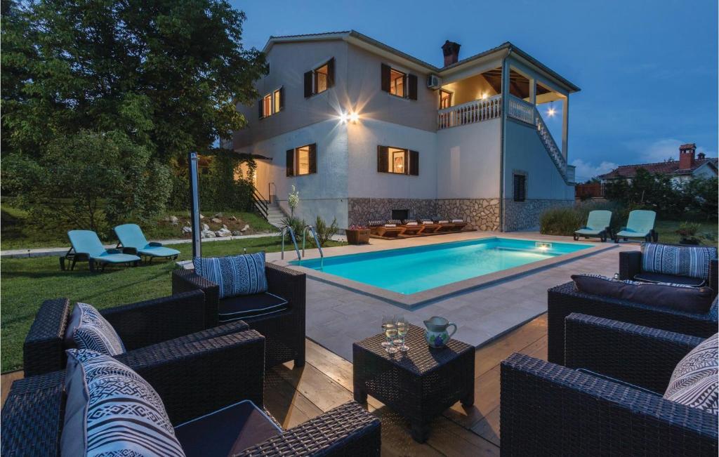 Bazén v ubytování Holiday Home Jakacici Jakacici nebo v jeho okolí