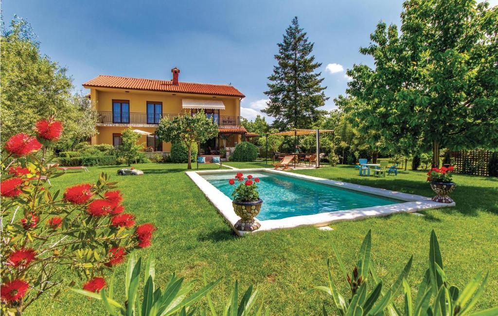 a house with a swimming pool in a yard at Nice Home In Marcana With Kitchen in Marčana