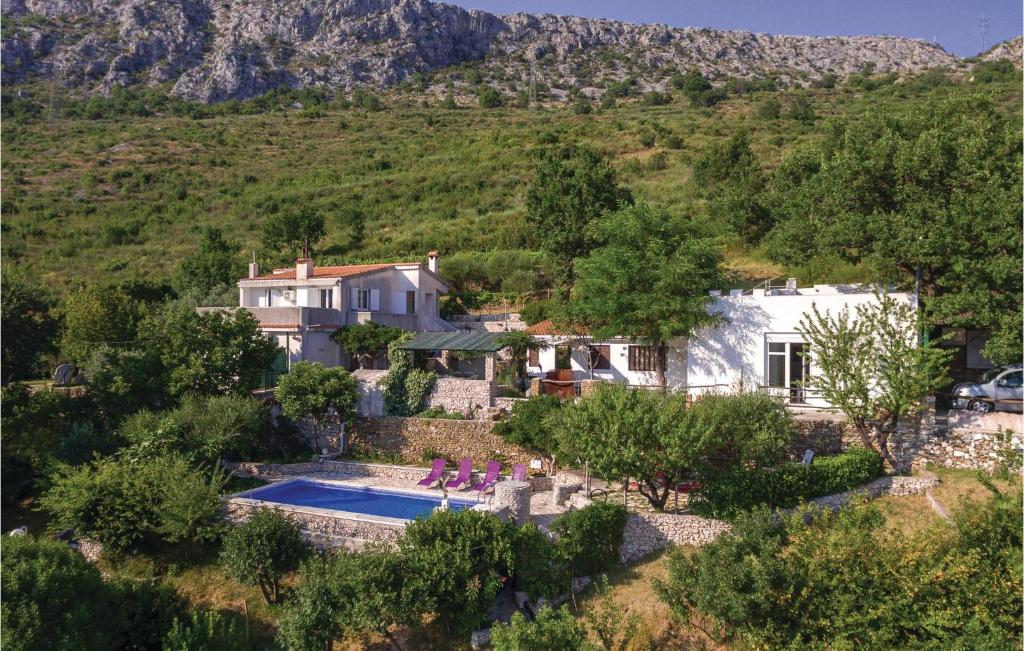 - une vue aérienne sur une maison avec une piscine dans l'établissement Gorgeous Home In Klis With Wifi, à Bobani