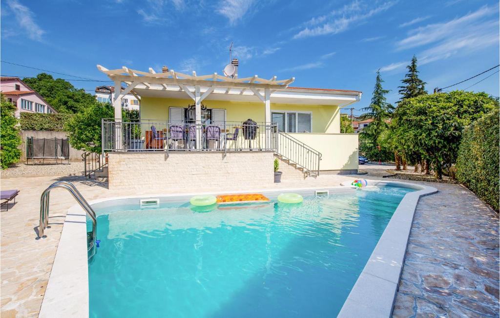 Bazén v ubytování Cozy Home In Opatija With House Sea View nebo v jeho okolí
