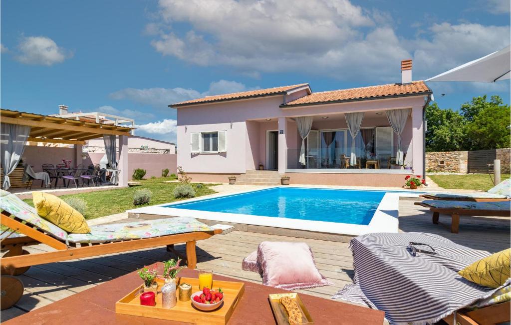 un cortile con piscina e una casa di Cozy Home In Vodnjan With Outdoor Swimming Pool a Vodnjan (Dignano)