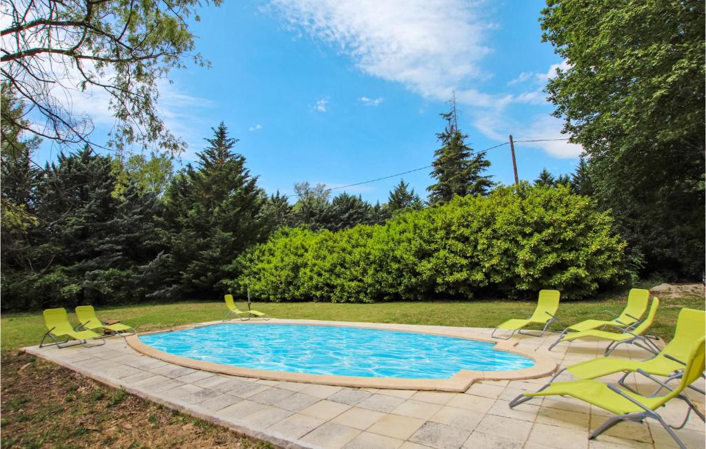 uma piscina com espreguiçadeiras e uma piscina em Nice Home In Goult With Private Swimming Pool, Can Be Inside Or Outside em Goult
