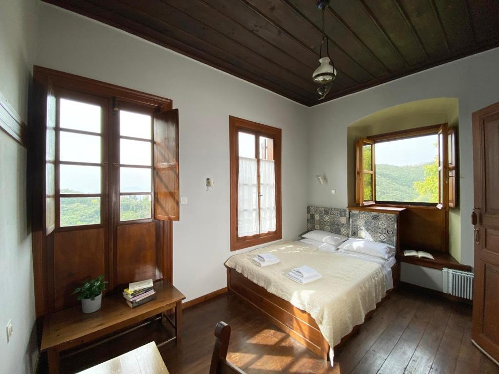 PinakátaiにあるAlatinosのベッドルーム1室(ベッド1台、窓2つ付)