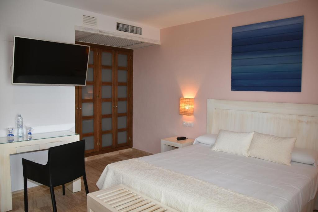 Posteľ alebo postele v izbe v ubytovaní Hotel Doña Lola Zahara