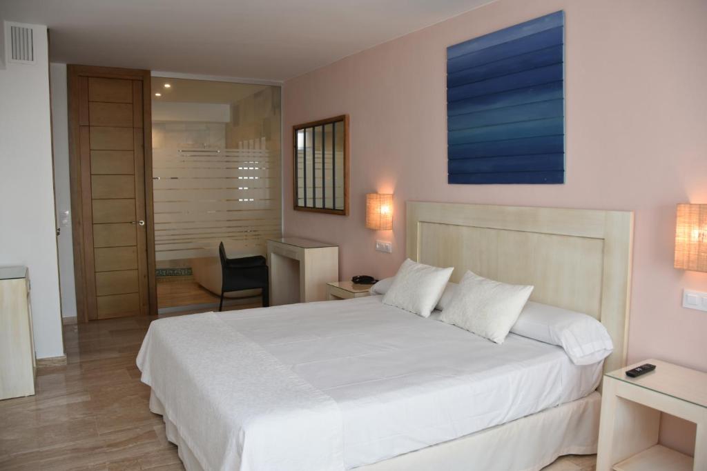 Posteľ alebo postele v izbe v ubytovaní Hotel Doña Lola Zahara