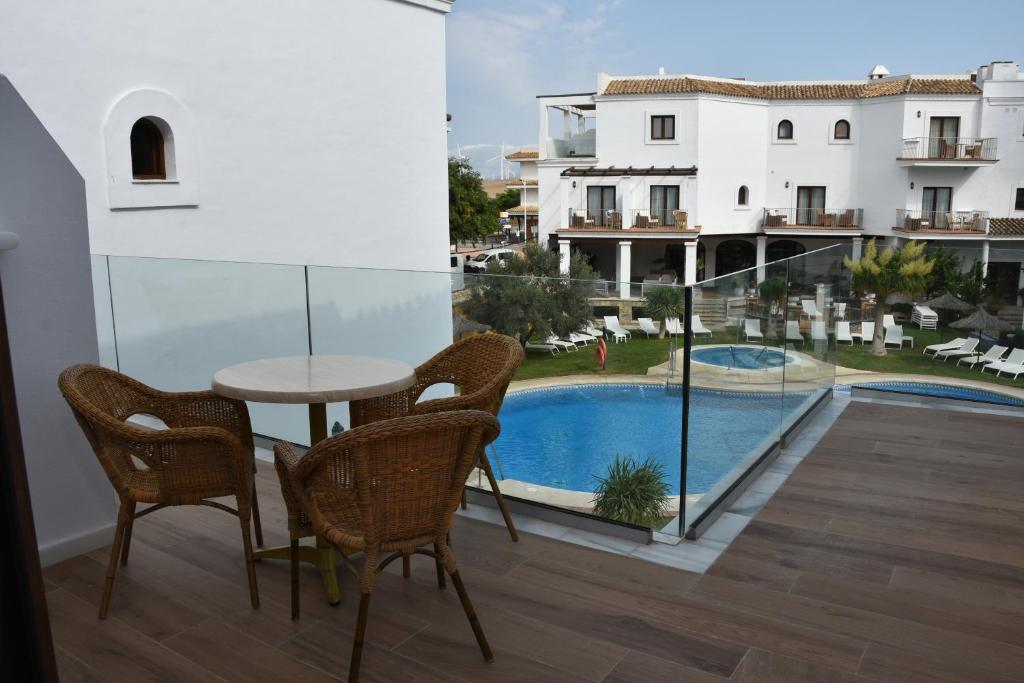 Bazén v ubytovaní Hotel Doña Lola Zahara alebo v jeho blízkosti