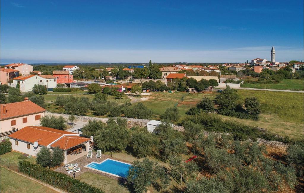 una vista aérea de una localidad con una casa y una piscina en Stunning Home In Vodnjan With 2 Bedrooms, Wifi And Outdoor Swimming Pool en Vodnjan