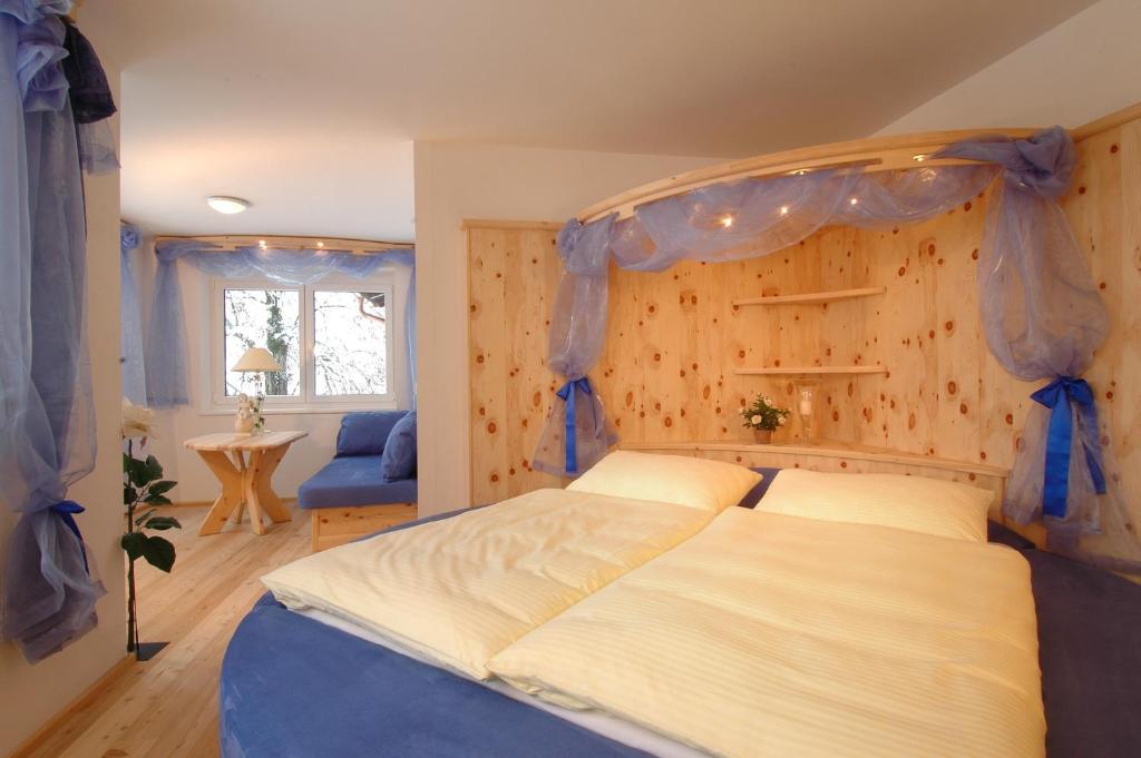 Postel nebo postele na pokoji v ubytování Bed & Breakfast Landhaus Strasser