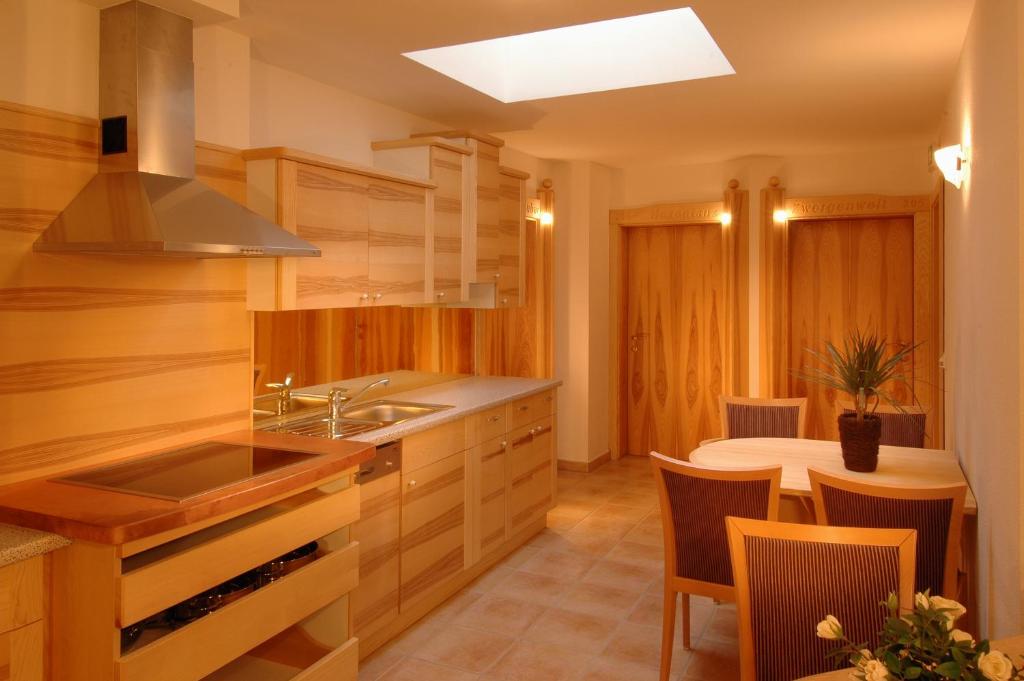 Kuchyň nebo kuchyňský kout v ubytování Bed & Breakfast Landhaus Strasser