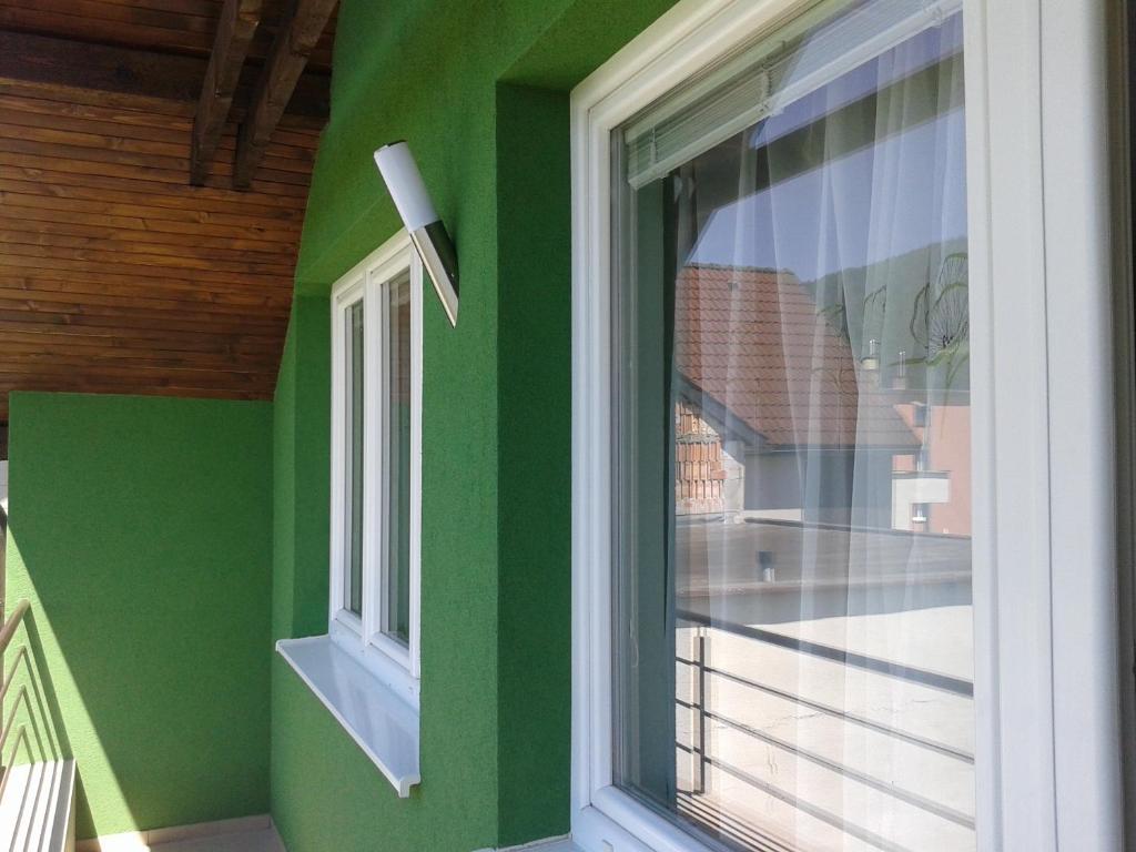 una ventana en una habitación con una pared verde en Apartmán Liptov, en Lúčky