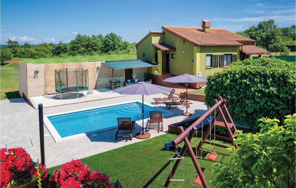 a house with a swimming pool in a yard at Nice Home In Skitaca With Wifi in Šajini