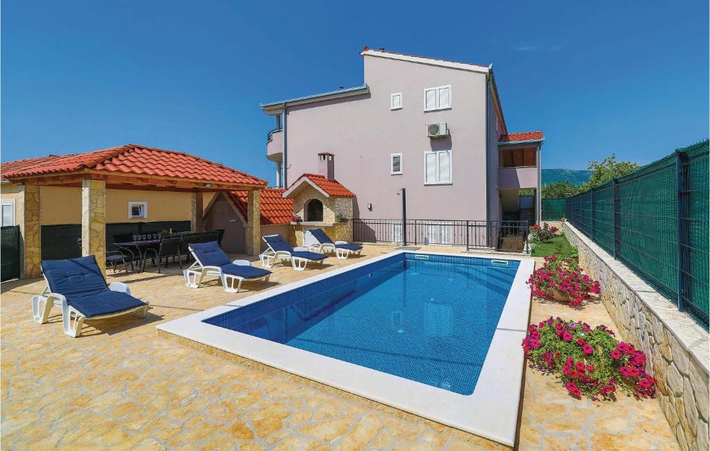 ein Pool vor einem Haus in der Unterkunft Awesome Apartment In Kastel Stari With Wifi in Kaštel Stari
