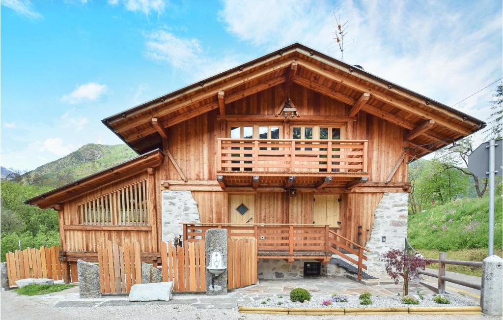 una grande cabina in legno con una grande finestra di Beautiful Home In Terzolas With 2 Bedrooms And Wifi a Terzolas
