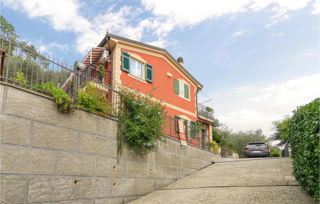 ein Haus an einer Wand mit einem Auto auf der Straße geparkt in der Unterkunft Casa Nella Valle in Velici Inferiore