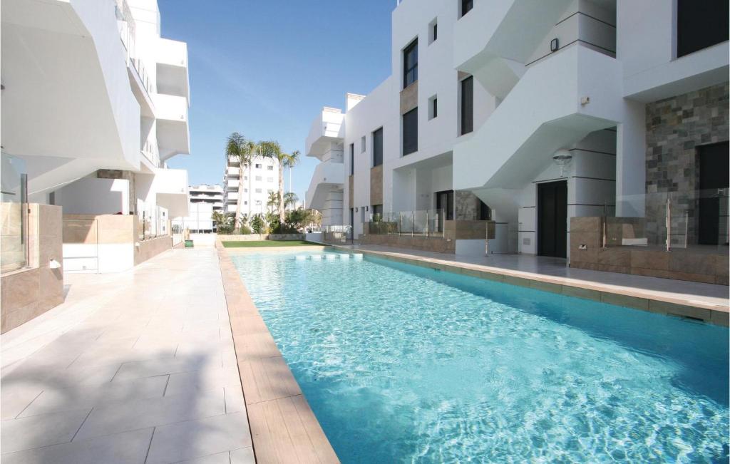 ein Schwimmbad in der Mitte eines Gebäudes in der Unterkunft Beautiful Apartment In Arenales Del Sol With Outdoor Swimming Pool in Arenales del Sol
