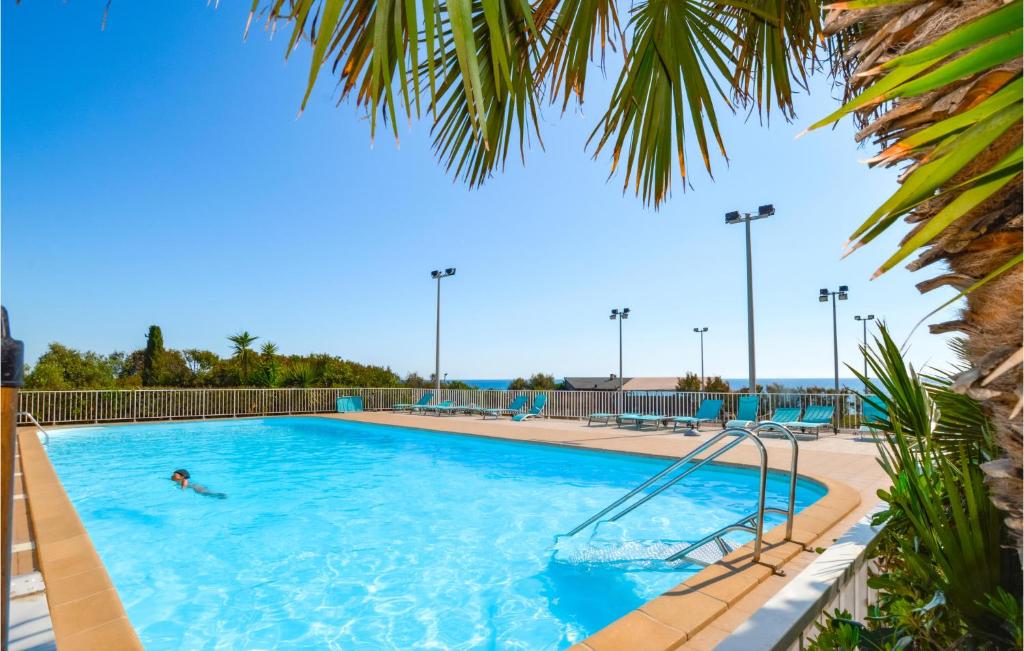 une personne nageant dans une grande piscine dans l'établissement 1 Bedroom Amazing Apartment In Prunete, à Prunete