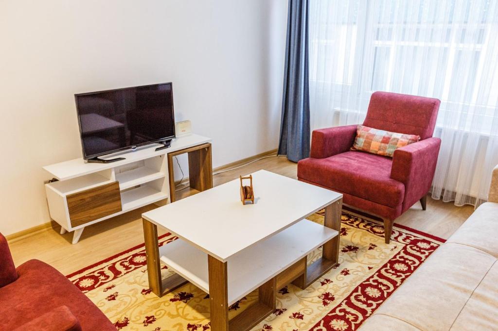 TV a/nebo společenská místnost v ubytování Altiyol Boga, Center of Kadıköy
