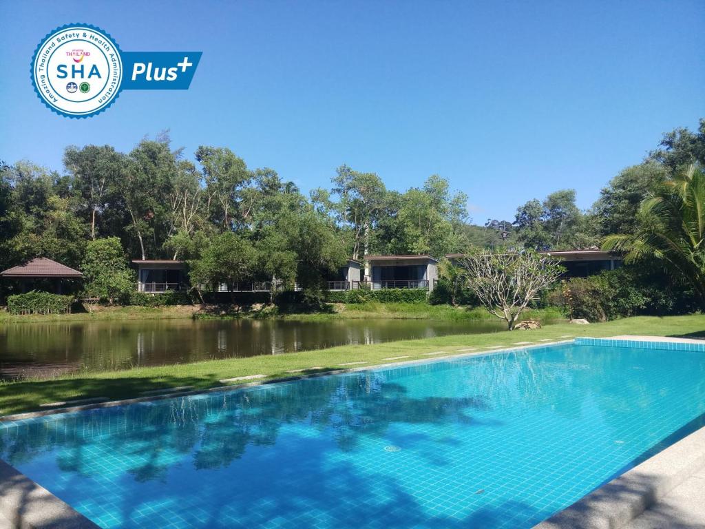 una imagen de una piscina en un complejo en The Touch Green Naiyang Hotel & Fitness en Nai Yang Beach