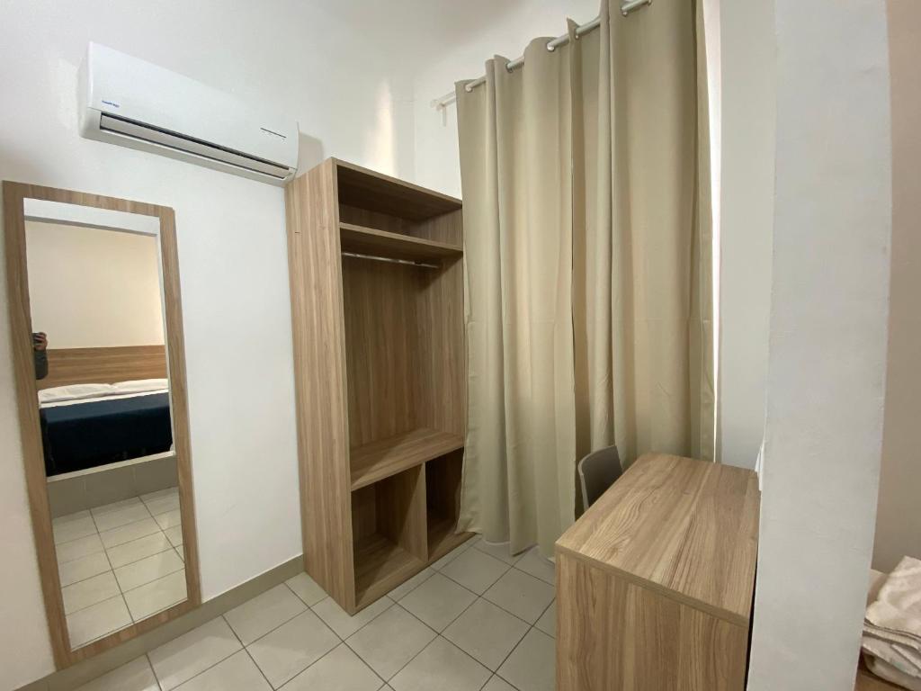pokój z lustrem i sypialnia z łóżkiem w obiekcie Golden Dream Guest House we Florencji