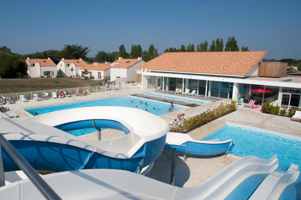 una piscina con un tobogán en un complejo en Résidence Néméa Les Grands Rochers, en Les Sables-dʼOlonne