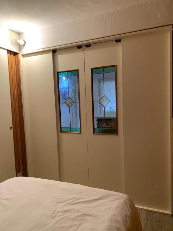een slaapkamer met 2 ramen en een bed bij Casa di Valentina in Breuil-Cervinia