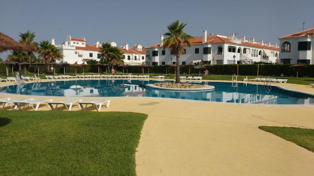 Bazén v ubytování Disfruta del paraíso en primera línea de playa con Kayak y Paddle Surf nebo v jeho okolí