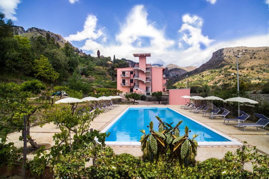 Bazén v ubytovaní Residence Villa Mare Taormina alebo v jeho blízkosti