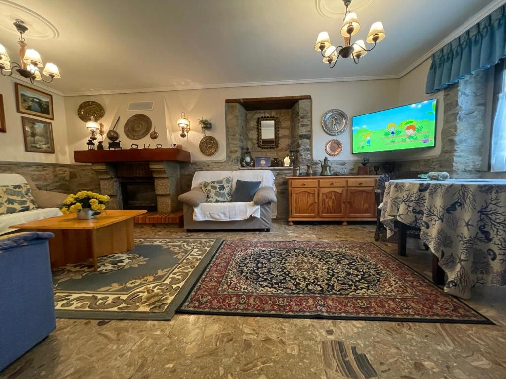 salon z kanapą i telewizorem w obiekcie La Ermita De Prin w mieście Villademar