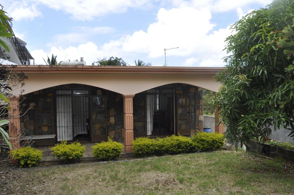 ein Haus mit einer Veranda mit Pflanzen in der Unterkunft Moringi (Veer Residences) in Trou dʼ Eau Douce