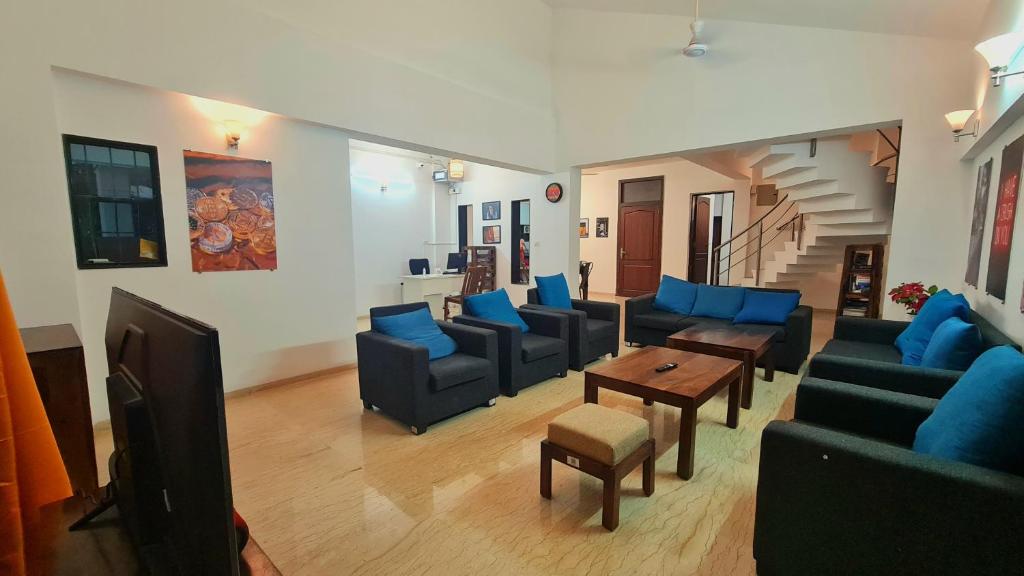 Posezení v ubytování Lifespace- Spacious Hostel in a Luxurious Villa