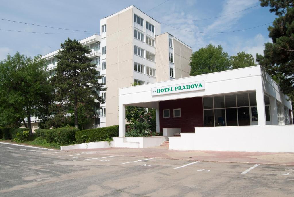 un aparcamiento frente a la pista de un hotel en Hotel Prahova, en Saturn