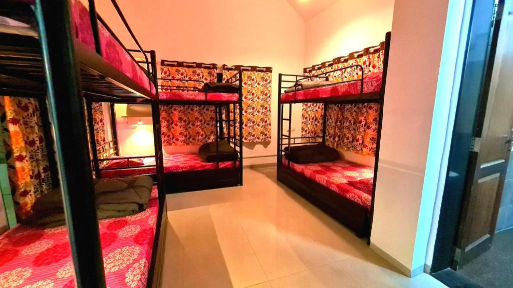 Postel nebo postele na pokoji v ubytování Lifespace- Spacious Hostel in a Luxurious Villa